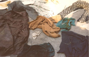被恶徒丢弃在院落浸透着血渍的陈子秀的全部衣物。