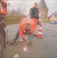 德国戈斯拉奇观：路上的井盖被焊死