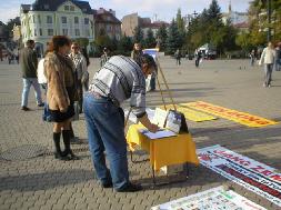 斯洛伐克民众在请愿书上签名，抗议中共迫害法轮功。