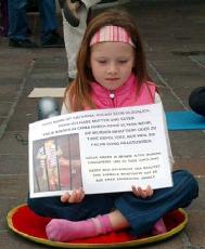 六岁的卡塔琳娜：“停止对法轮功的迫害。