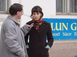 二零零七年十月二十七日，斯洛伐克电视台记者采访法轮功学员，刊登了中共迫害法轮功的真相，并报导了民众对法轮功的支持。