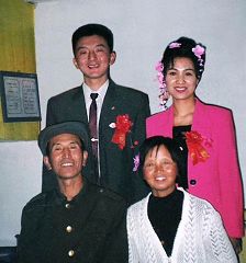 一九九八年中秋节，长子王洪斌和儿媳刘俊鹭在家乡举行了俭朴的婚礼