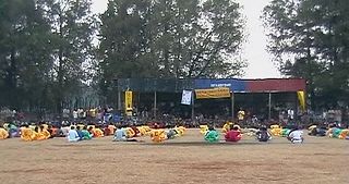 二零零八年三月，埃塞俄比亚法轮功学员在Metu市足球场演示功法，千人围观