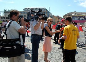 中共特务行凶后，斯洛伐克各大媒体纷纷来采访法轮功学员