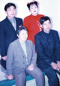 左下是刘术玲，右下是刘术玲的丈夫齐兆迁，后排是她的女儿齐英华和女婿