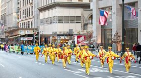 '法轮功学员参加纽约市第九十一届老兵节游行'