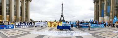 胡锦涛到达法国巴黎之际，法轮功学员在巴黎人权与自由广场集会，揭露中共对法轮功的迫害，并呼吁停止迫害。