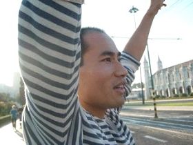 十一月六日，法轮功学员在热劳尼莫大教堂前近距离喊话