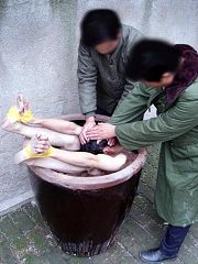 酷刑演示：手脚用胶带缠起来放入盛满水的大水缸里