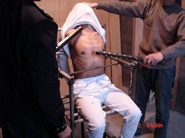 酷刑演示：绑在椅子上用电棍电击