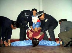 酷刑演示：劈腿，五十九岁的女法轮功学员李锦秋遭劈胯致残