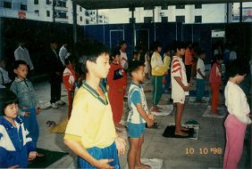 1998��10��10�գ�÷���з��ֹ�ѧԱ��÷�ػ��ȳǹ㳡��������