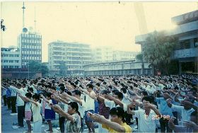 1998��7��25�գ�÷���з��ֹ�ѧԱ��÷���г�����У���������⼯������