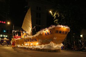 法轮功学员参加西雅图第六十一届海洋节“炬光”大游行