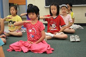 2010年加拿大多伦多明慧学校暑期班，孩子们静静的坐着，脸上多么宁静。