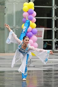 徐宝璇在音乐会上演出舞蹈“天地迎春”