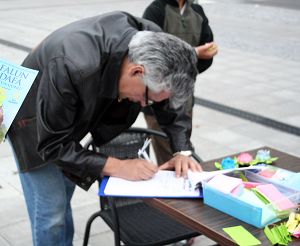 乌普萨拉市民签名谴责中共迫害法轮功