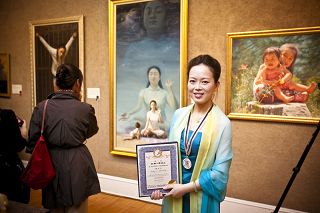 第三届“全世界华人人物写实油画大赛”金奖得主陈肖平女士