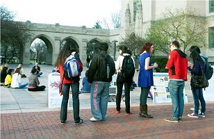波士顿大学国际特赦学生卡茨（左四）拿着传单告诉人们法轮功真相