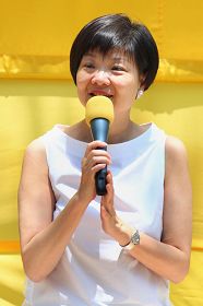 香港立法会议员、公民党前领导人在集会上发言。