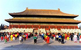 '一九九九年中共迫害法轮功前，北京大法小弟子集体炼功的祥和、美好场面'