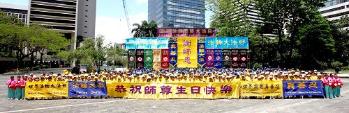 '二零一一年五月十日，三百多名在香港的中外法轮功学员庆祝世界法轮大法日，同时恭贺师尊六十华诞。'
