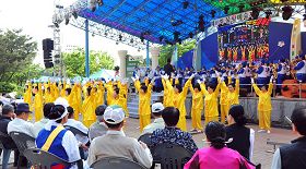 五月二十七日“物旺艺术节”上，在鸽子公园特设舞台上的天国乐团演奏和法轮功功法演示