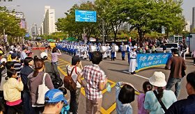 韩国五月五日儿童节当天，适逢富川第二十七届“博士谷（Boksagol）艺术节”，天国乐团应邀参加当天的艺术节庆典表演。