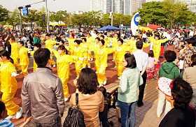 五月五日儿童节，韩国法轮功学员在博士谷艺术节庆典上演示功法