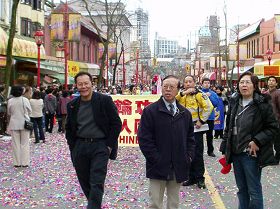 二零零七年法轮功学员在唐人街游行，亲共侨领站在前面阻挡。