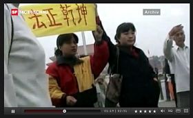 '法轮功学员到北京天安门广场上访（该新闻中的截图）'