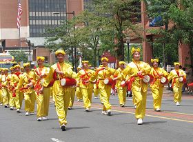 费城独立日大游行中的法轮功腰鼓队