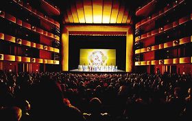 '二零一二年一月十一日、十二日晚，神韵巡回艺术团在纽约林肯中心大卫寇克剧院上演的二场演出连续爆满。'