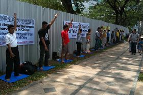 '印尼法轮功学员在雅加达中使馆前炼功，抗议迫害'