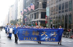 二零一二年纽约老兵节游行中法轮功学员的队伍