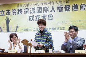 '二零一二年十一月二十三，台湾立法院正式成立“立法院跨党派国际人权促进会”，立法院副院长洪秀柱（中）到场祝贺，并宣读院长王金平的书面致词。'