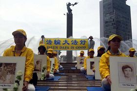 '雅加达法轮功学员在HI喷水池前悼念被中共迫害致死的中国大陆同修'