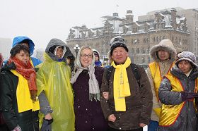 二零一二年一月三十一日，来自加拿大东部城市的法轮功学员在首都国会山庆祝法轮大法洪传二十周年。绿党领袖、国会议员伊丽莎白•梅赶到现场祝贺并演讲。