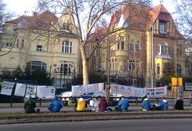 匈牙利首都布达佩斯，法轮功学员在中使馆门前和平反迫害。