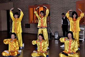 '宾大博物馆中国新年庆祝活动上，法轮功学员在做功法演示。'
