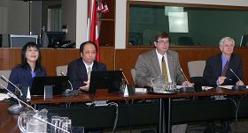 4月25日加拿大法轮大法学会主席李迅（左二）、发言人戴工羽（左一）以及大卫·乔高（右一）在国会论坛上发言，本次会议由法轮功之友主席、国会议员布莱特·拉斯基薄主持（右二）。
