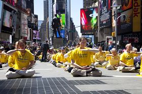 法轮功学员在纽约时代广场集体炼功
