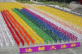 七千多人在台北自由广场大炼功