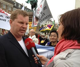 丹麦法轮功学员发言人班尼•布里克斯接受丹麦电视台TV2采访