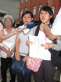 '为营救遭中共绑架的台湾法轮功学员钟鼎邦，六月二十七日下午钟鼎邦家属等人向总统府陈情。'