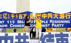 华府退党服务中心义工陶丽莎（左）在美国首都华盛顿“解体中共