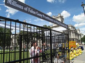 '法轮功学员在英国议会大厦前集会，抗议中共迫害'
