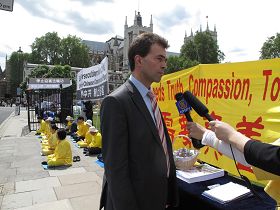 '英国国会议员汤姆·布瑞克（Tom Brake MP）在集会现场接受记者采访'