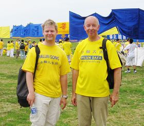 '瑞典法轮功学员斯文（右）与托马斯参加在华府纪念碑广场的集会'