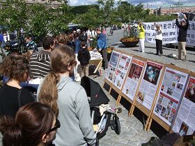 瑞典法轮功学员在钱币广场（Mynttorget）举行讲真相活动，揭露迫害。